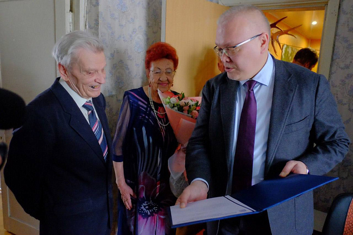 Александр Соколов поздравил ветерана с днем рождения