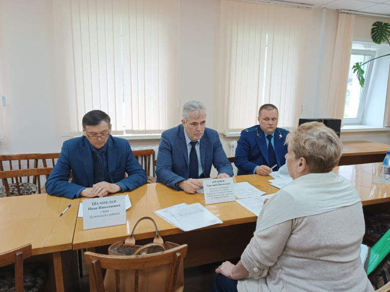 Ремонт дорог в Куменском районе обсудили на личном приеме главного федерального инспектора по Кировской области. Ремонт дорог в Куменском районе обсудили на личном приеме главного федерального инспектора по Кировской области.