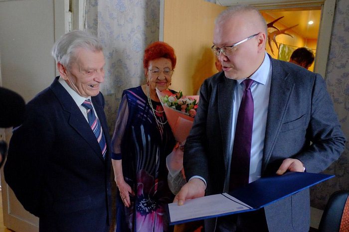 Александр Соколов поздравил ветерана с днем рождения. Александр Соколов поздравил ветерана с днем рождения.