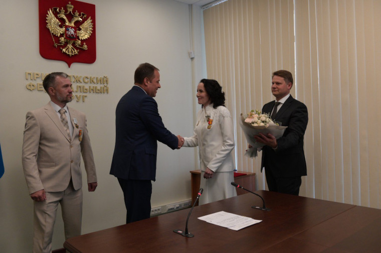 Игорь Комаров вручил орден «Родительская слава» семье из Чувашии.