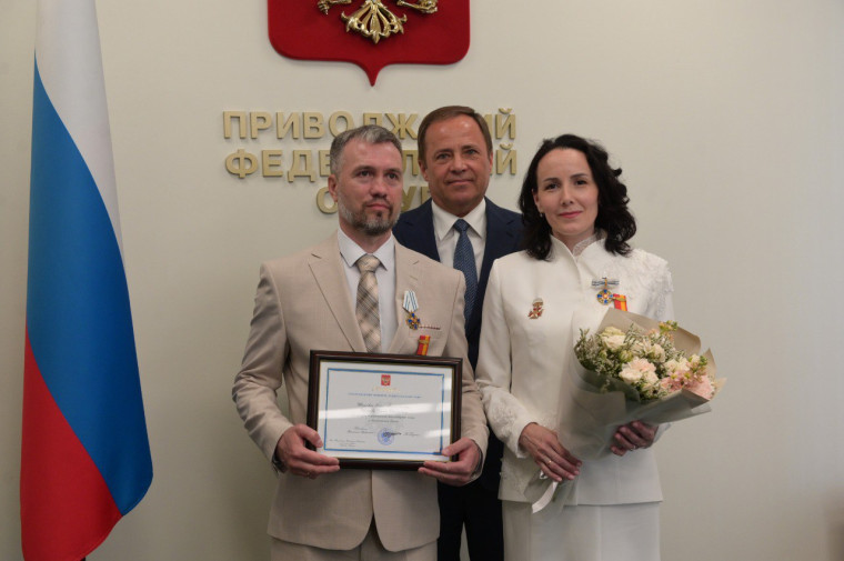 Игорь Комаров вручил орден «Родительская слава» семье из Чувашии.